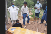 Amigos e familiares sepultam o corpo de Nadeem Joseph. (Foto: Reprodução / Twitter)