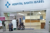 Ao deixar o hospital, o neurologista Moisés Lara se ajoelhou para agradecer a Deus. (Foto: Divulgação / Santa Casa de Piracicaba)