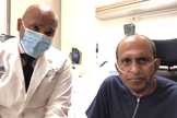 Dr. Robin Varghese (esquerda) cuidou durante semanas do caso do pastor Benjamin Thomas (à direita) e orou pela vida do ministro. (Imagem: Mount Sinai Hospital)