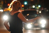 Mulher sinaliza para motoristas em avenida da Alemanha. (Foto: Mark van Manen/Postmedia News)