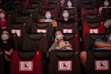 As pessoas assistem a um filme no dia 20 de julho, no primeiro dia da reabertura dos cinemas chineses em Wuhan, na província de Hubei. (Foto: Reprodução / AFP)