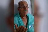 Paciente Gabriel Teixeira cantando no hospital de Itumbiara. (Foto: Reprodução/TV Anhanguera)