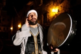 Homem cristão desperta muçulmanos israelenses para comer Sahur. (Foto: Reprodução / Tempo)