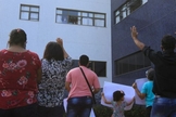 Gabriel acompanhou a homenagem da janela do hospital (Foto: Dayana Souza / AT) 