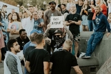 Homem segura placa com a frase “Salve Satanás” em meio a cristãos em Seattle. (Foto: Instagram/Sean Feucht)