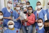 Lorenzo com a equipe médica que cuidou dele no hospital. (Foto: Reprodução / TNOline)