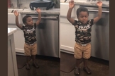 Ezekiel, de 2,5 anos para de brincar para adorar a Deus. (Foto: Reprodução / YouTube)