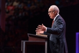 Pastor John MacArthur no púlpito de sua igreja na Califórnia. (Foto: Grace Community Church)
