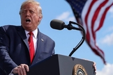 Donald Trump faz discurso de campanha no aeroporto de Mankato, no estado de Minnesota. (Foto: Tom Brenner / Reuters)