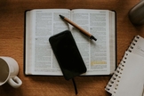 Bíblia impressa e em formato digital. (Foto: Nicolas Lobos / Unsplash)