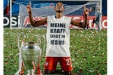 David Alaba festeja o título da Champions League com uma camisa com a mensagem. (Foto: Reprodução / Twitter David Alaba)