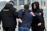 Policiais detém homem em protesto contra as detenções ocorridas na Bielorrússia. (Foto: Viktor Drachev/TASS/Alamy)