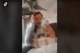 Felicia, de 32 anos, foi tocada por vídeos cristãos. (Foto: TikTok/inkydoeshair)