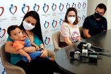 Heitor Araújo nos braços de sua mãe e junto ao pai em entrevista coletiva no dia da alta médica. (Foto: Reprodução / Hospital do Coração)