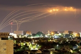 Em 21 de agosto, sistema anti-míssil Cúpula de Ferro dispara mísseis de interceptação conforme foguetes são lançados de Gaza em direção a Israel, visto da cidade de Ashkelon. (Foto: Amir Cohen/Reuters)