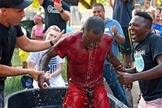 Jovem é batizado nas ruas de Wisconsin. (Foto: Reprodução / GOD TV)