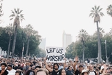 Milhares de cristãos cantam em frente ao Capitólio da Califórnia. (Foto: Reprodução / Instagram)