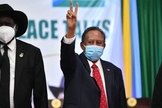 O primeiro ministro do Sudão, Abdullah Hamdok e o presidente do Sudão do Sul, Salva Kiir, (à esquerda), após a assinatura do acordo que põe fim ao status oficial da religião islâmica. (Foto: Reprodução / Twitter Memri Spanish)
