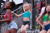Cena de 'Lindinhas', exibido pela Netflix, mostra cenas de meninas que executam rotinas de dança hiper-sexualizada. (Foto: Reprodução)