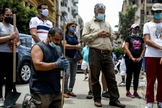 Voluntários se unem em mutirão para limpeza das ruas de Beirute e param para orar pelo Líbano. (Foto: AFP)