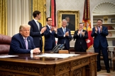 Donald Trump e equipe em anúncio do acordo entre os Emirados Árabes Unidos e Israel na Casa Branca. (Foto: Brendan Smialowski/AFP via Getty Images)