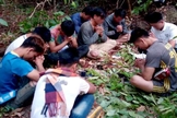 Nove jovens cristãos oram secretamente dentro de uma floresta no Laos, em 14 de setembro. (Foto: Reprodução / UCA News)
