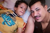 Após 11 anos de batalha para manter Samer vivo, Mark Nazeer lutou para deixar o corpo do filho sepultado perto de casa. (Foto: Reprodução / Portas Abertas)