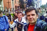 Cristãos em Minsk, capital da Bielorrússia, fazem protestos pacíficos com Bíblias nas mãos. (Foto: Reprodução / Christian Chronicle)