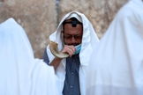 Um judeu ultraortodoxo toca um shofar, um instrumento musical feito de chifre de animal, enquanto ora antes do ano novo judaico no Muro das Lamentações. (Foto: AP Photo / Sebastian Scheiner)