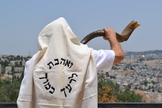 Morador de Jerusalém toca o shofar para celebrar o Rosh Hashaná 2020. (Foto: Moshe Silver)