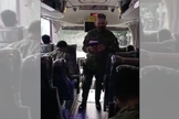 O oficial MG Maliwat, da Polícia Nacional das Filipinas, prega aos amigos dentro do ônibus. (Foto: Reprodução / GOD TV)