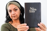 “Motivo os cristãos a postar em suas redes sociais uma foto sua com sua Bíblia, e usar hashtag #yocreoenlabiblia”, escreveu a Pra. Álida Leon em seu Facebook. (Foto: Reprodução / Facebook)