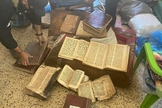 Polícia encontra antigos manuscritos cristãos, no Iraque. (Foto: Reprodução / Premier)