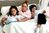 Jennifer Lopez com os filhos gêmeos, Emme e Max David Muñiz. (Foto: Reprodução/Instagram)