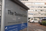 Edifício do Tavistock e Portman NHS Foundation Trust em Londres, Inglaterra. (Foto: YouTube/Sky News)
