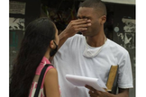Jovem e negro Danilo foi reconhecido equivocadamente pela vítima. Na porta do presídio, ele encontrou com a esposa Ana Beatriz e o irmão Diogo Felix. (Foto: Márcia Foletto / Agência O Globo)
