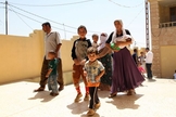 Famílias deslocadas fugem da violência na cidade iraquiana de Sinjar, a oeste de Mosul, chegam à província de Dohuk. (Foto: Reuters / Ari Jalal)