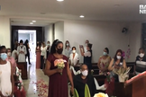 O casal Edson e Kátia durante a cerimônia de casamento realizada em hospital de SP. (Foto: Reprodução / Band)
