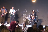 Isabella Camargo ora em culto na Igreja Presbiteriana. (Foto: Reprodução / YouTube)