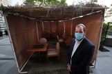 Rabino Levi Duchman, em frente a uma sucá montada no restaurante kosher KAF no Armani Hotel em Dubai, Emirados Árabes Unidos, em 5 de outubro de 2020. (AP / Kamran Jebreili)