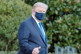 Usando máscara, o presidente dos EUA, Donald Trump deixou o hospital onde esteve internado por três dias para tratamento do coronavírus. (Foto: AP Photo/Alex Brandon)
