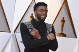 Chadwick Boseman em pose do filme “Pantera Negra” no Oscar. (Foto: Jordan Strauss/Invision/AP)