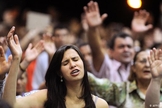 Fiéis durante culto evangélico. (Foto: Reprodução / AFP / Getty)