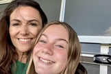 Analyn Megison e sua filha Ally, hoje com 16 anos. (Foto: Reprodução / FSP)
