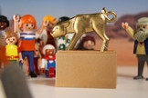 O bezerro de ouro na passagem encenada por figuras da Playmobil no filme do YouTube "The Bible to go". (Foto: Reprodução / Evangelisch)