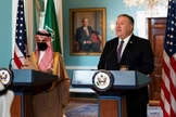 O ministro das Relações Exteriores da Arábia Saudita, Príncipe Faisal bin Farhan Al Saud, ouve o secretário de Estado dos EUA, Mike Pompeo, durante reunião no Departamento de Estado, em Washington, na quarta-feira (14). (Foto: Reuters)