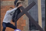 Homem é flagrado arrancando cruz de igreja com as próprias mãos. (Foto: Reprodução / YouTube)