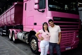 Por amor, casal Márcia e Juliano rodam o Brasil com o caminhão rosa. (Foto: Reprodução / Campo Grande News)