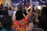 Mulher em momento de adoração na Assembleia de Deus Vitória em Cristo. (Foto: ADVEC)