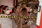 Emocionados, vizinhos oraram por mais de duas horas. (Foto: Rodrigo Gomes/TV Gazeta)
